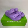 Крокс шлепанці фіолетові на платформі crocs classic crush - heeled mules violet